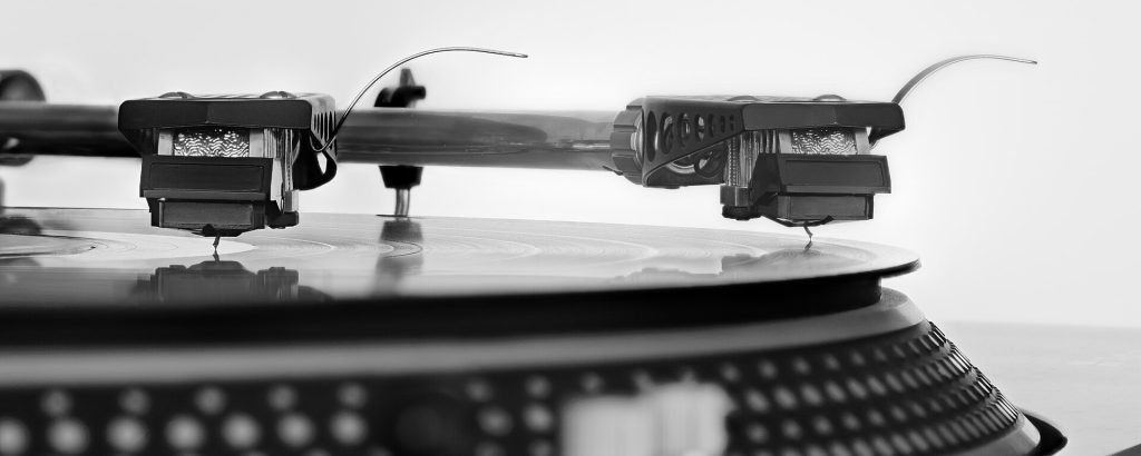 La imagen actual no tiene texto alternativo. El nombre del archivo es: tocadiscos.jpg